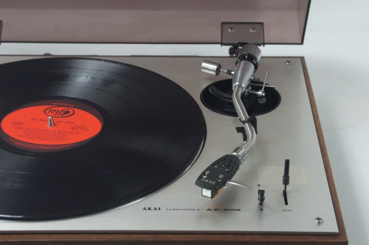 GRAMOFON AKAI AP-003