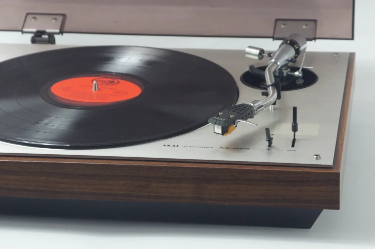 GRAMOFON AKAI AP-003