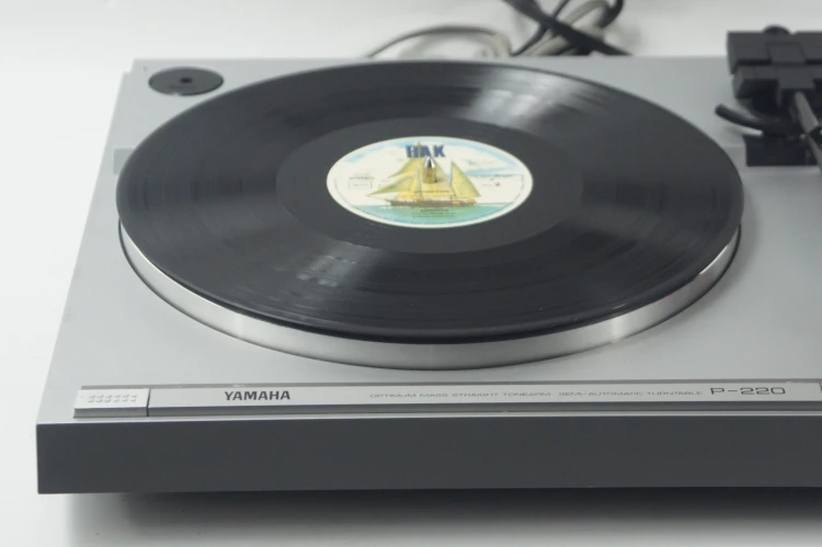 YAMAHA P-220