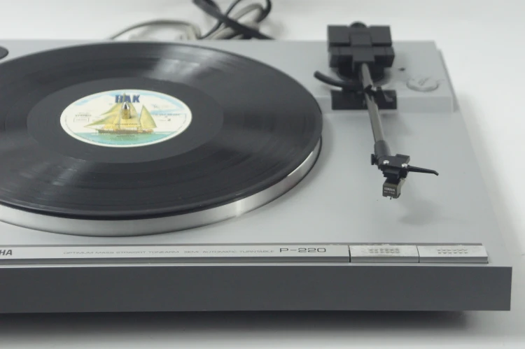 YAMAHA P-220