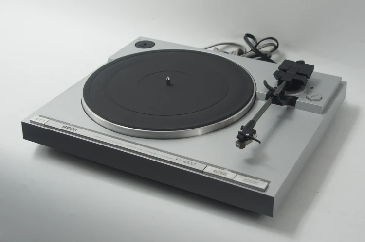 YAMAHA P-220