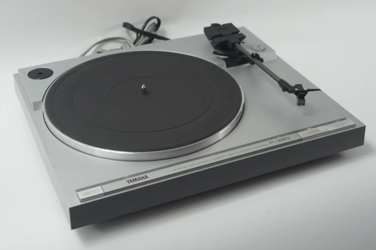 YAMAHA P-220